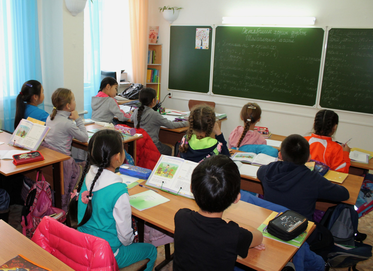 Малоимущим семьям в Улан-Удэ выдали по 1000 рублей на ребенка, чтобы подготовиться к школе