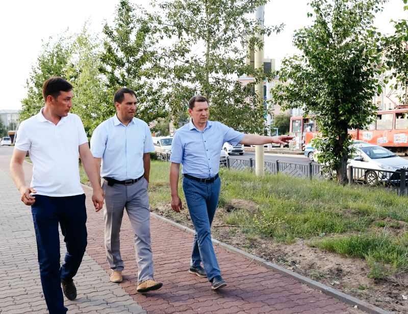 Мэр Улан-Удэ проверил ход ремонта улицы Бабушкина Мэр Улан-Удэ проверил ход ремонта улицы Бабушкина