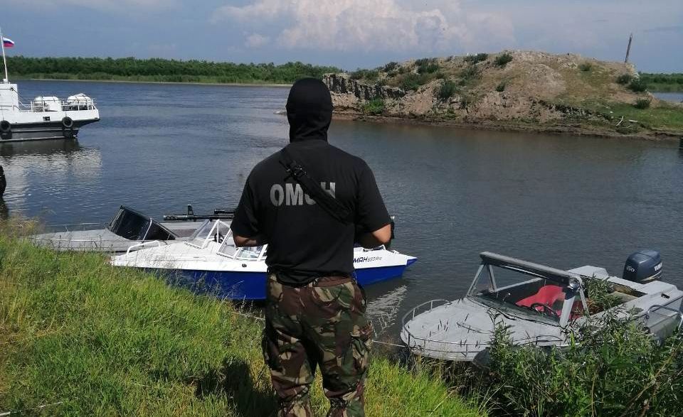 На Байкале спецназ задержал мужчин с сетями На Байкале спецназ задержал мужчин с сетями