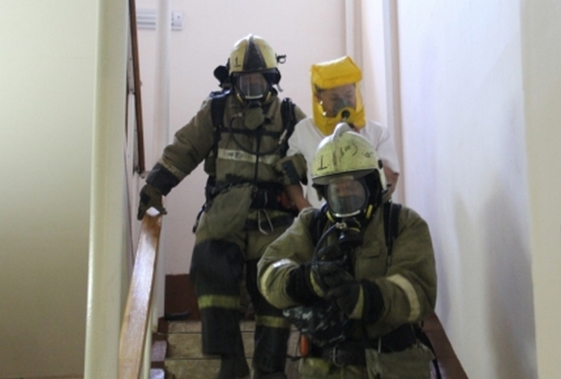 В Улан-Удэ пожарные спасли 10 человек из задымленного дома
