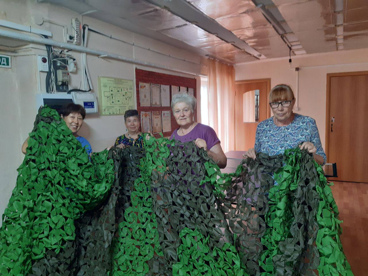 Городские ТОСы в Улан-Удэ шьют маскировочные сети Городские ТОСы в Улан-Удэ шьют маскировочные сети