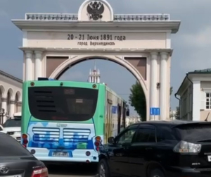 Пассажирский автобус в центре Улан-Удэ попал в аварию