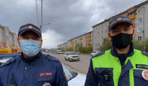 В Улан-Удэ сотрудники ГИБДД помогли водителю, которому стало плохо
