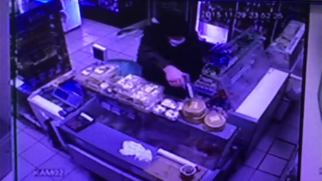 В Улан-Удэ произошло вооруженное нападение на магазин (ВИДЕО) В Улан-Удэ произошло вооруженное нападение на магазин (ВИДЕО)