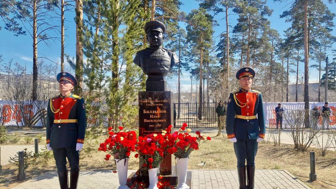 В Улан-Удэ открыли памятник легендарному комдиву В Улан-Удэ открыли памятник легендарному комдиву