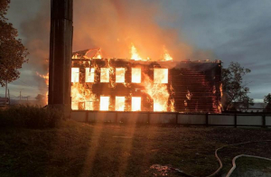 В Бурятии в селе Тунка сгорело пустое здание школы