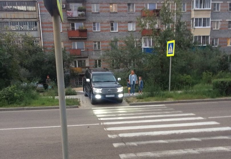 В Улан-Удэ джип пытался «перейти» дорогу по пешеходному переходу В Улан-Удэ джип пытался «перейти» дорогу по пешеходному переходу