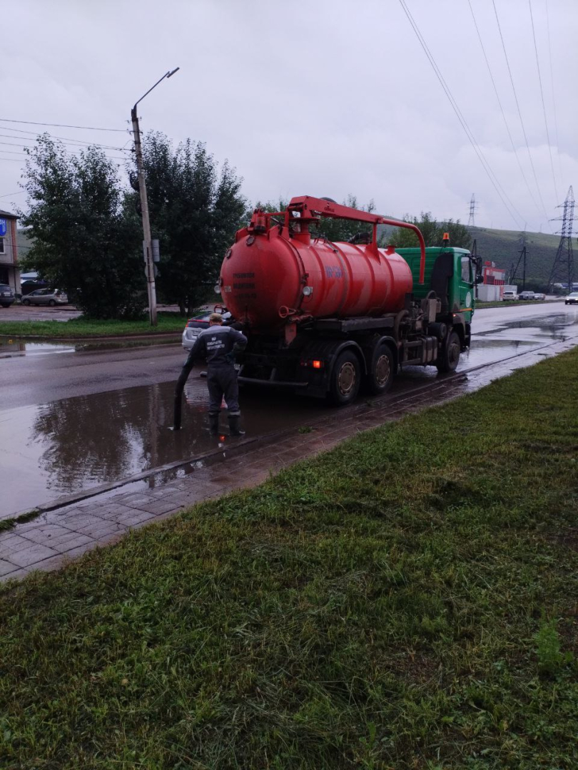 В отдаленных микрорайонах Улан-Удэ откачивают лужи В отдаленных микрорайонах Улан-Удэ откачивают лужи