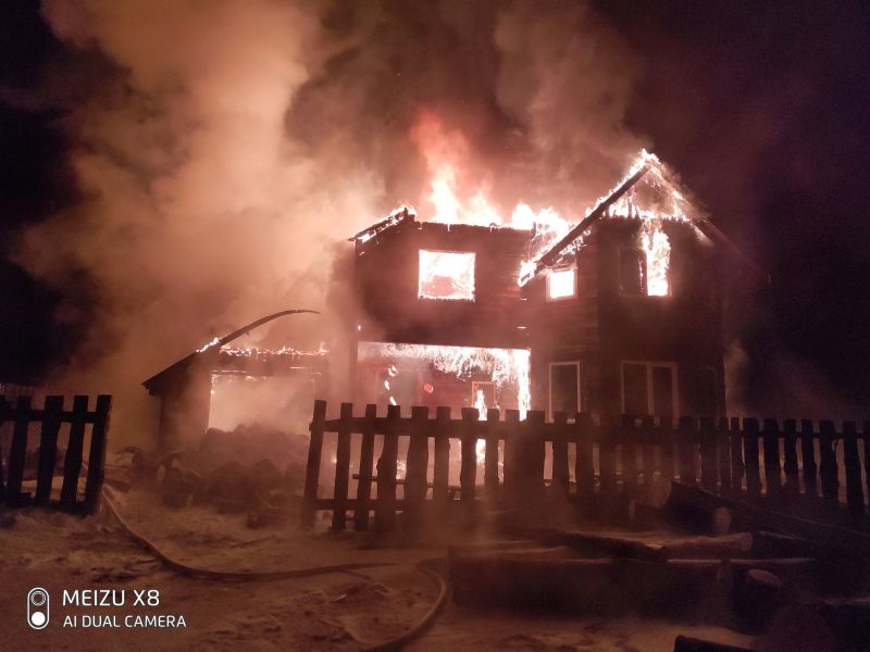 В Бурятии неизвестные спалили большой строящийся дом В Бурятии неизвестные спалили большой строящийся дом