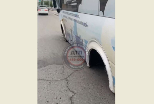 В Улан-Удэ отлетевшее от автобуса колесо повредило дорогой джип