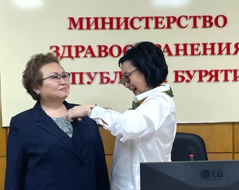 В Бурятии главврача «инфекционки» наградили медалью В Бурятии главврача «инфекционки» наградили медалью