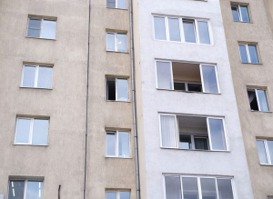 В Улан-Удэ ребенок выпал из окна квартиры на четвертом этаже 