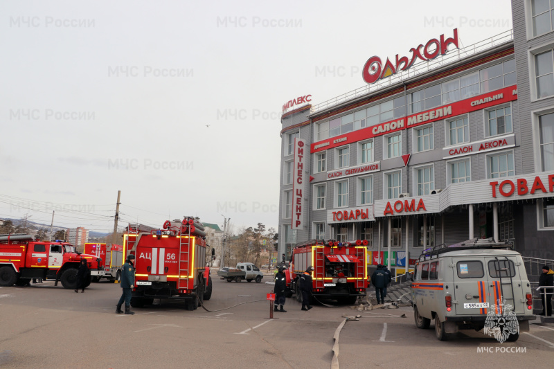 В Улан-Удэ пожарные эвакуировали людей из ТК «Ольхон»