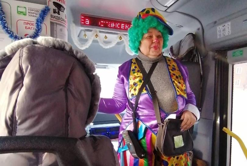 В Улан-Удэ кондуктор автобуса нарядилась клоуном 