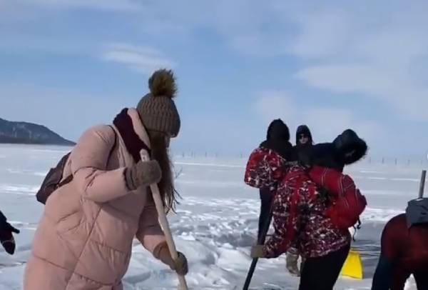 В Бурятии на льду Байкала нарисовали гигантскую открытку В Бурятии на льду Байкала нарисовали гигантскую открытку