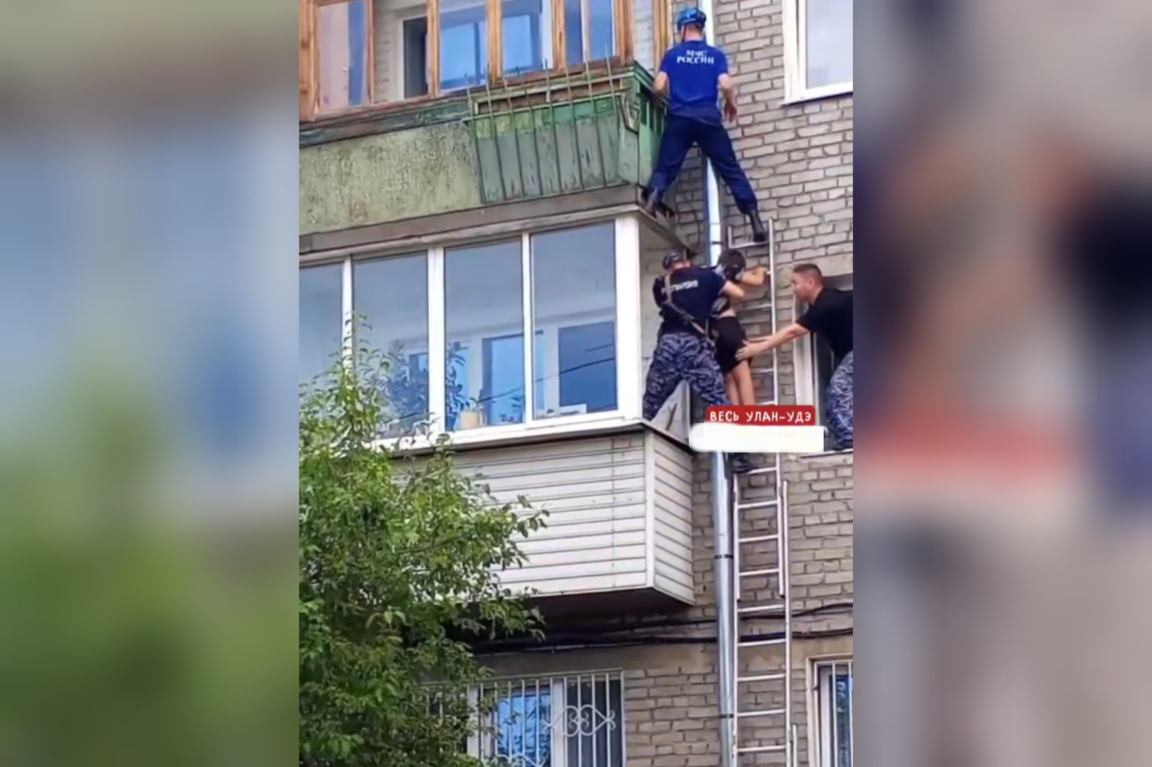 В Улан-Удэ ребенок повис на водосточной трубе на уровне 3-го этажа В Улан-Удэ ребенок повис на водосточной трубе на уровне 3-го этажа