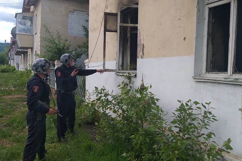 В Бурятии росгвардейцы эвакуировали жильцов из горящего дома В Бурятии росгвардейцы эвакуировали жильцов из горящего дома