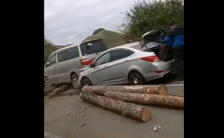 В Бурятии свалившиеся с лесовоза бревна повредили фуру и две легковушки В Бурятии свалившиеся с лесовоза бревна повредили фуру и две легковушки