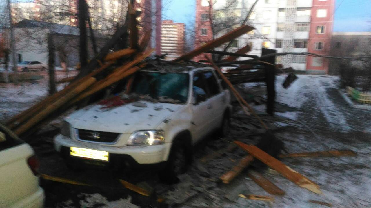 Фото дня: в Улан-Удэ снесенная ветром крыша разбила автомобиль