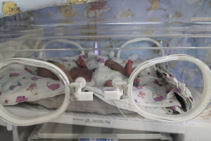 В Улан-Удэ медики пытаются спасти недоношенного малыша весом в килограмм