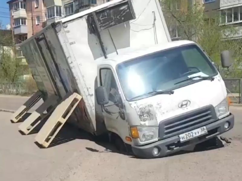В Улан-Удэ два грузовика ушли под асфальт В Улан-Удэ два грузовика ушли под асфальт