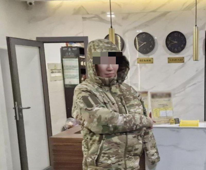 администратор отеля компенсирует поломку телевизора бурным. администратор гостиницы компенсирует поломку. горничная и менеджер в отеле. администратор в отеле. хаускипинг роом.