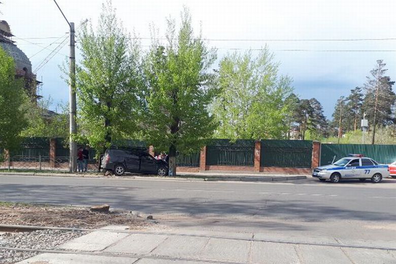 В Улан-Удэ водитель иномарки попал в БСМП после столкновения с грузовиком В Улан-Удэ водитель иномарки попал в БСМП после столкновения с грузовиком