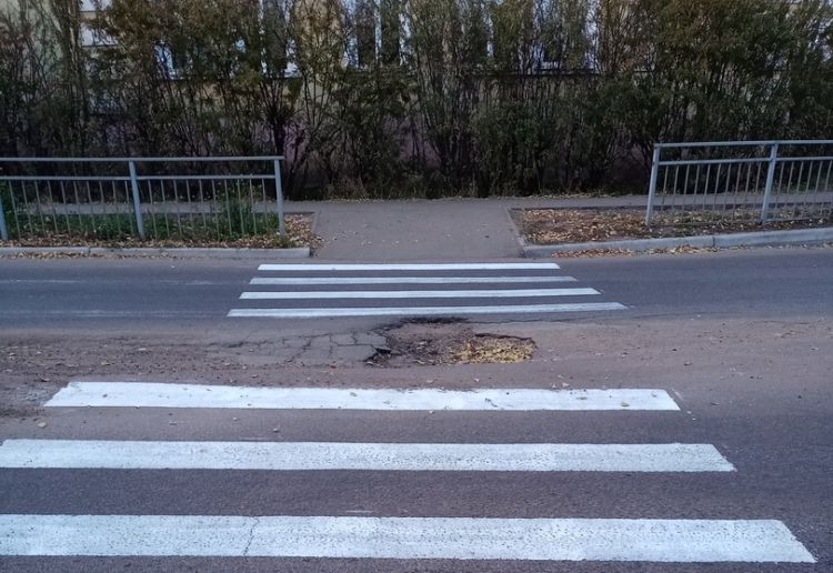 В Улан-Удэ на улице, где провалились грузовики, снова появилась яма В Улан-Удэ на улице, где провалились грузовики, снова появилась яма