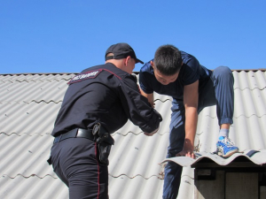В Улан-Удэ полицейские спасли мужчину с крыши пятиэтажки