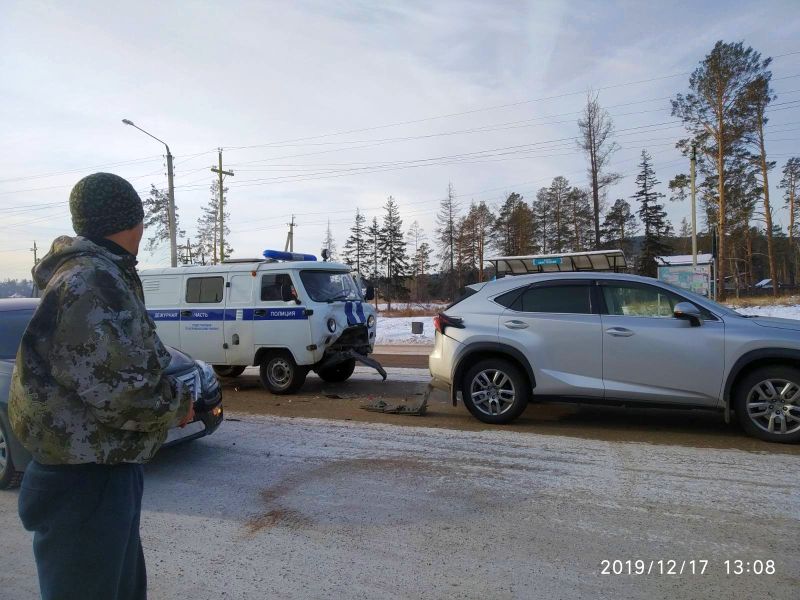 В Улан-Удэ полицейская «таблетка» врезалась в новенький «Лексус» В Улан-Удэ полицейская «таблетка» врезалась в новенький «Лексус»