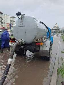 На улицах Улан-Удэ продолжают откачивать воду