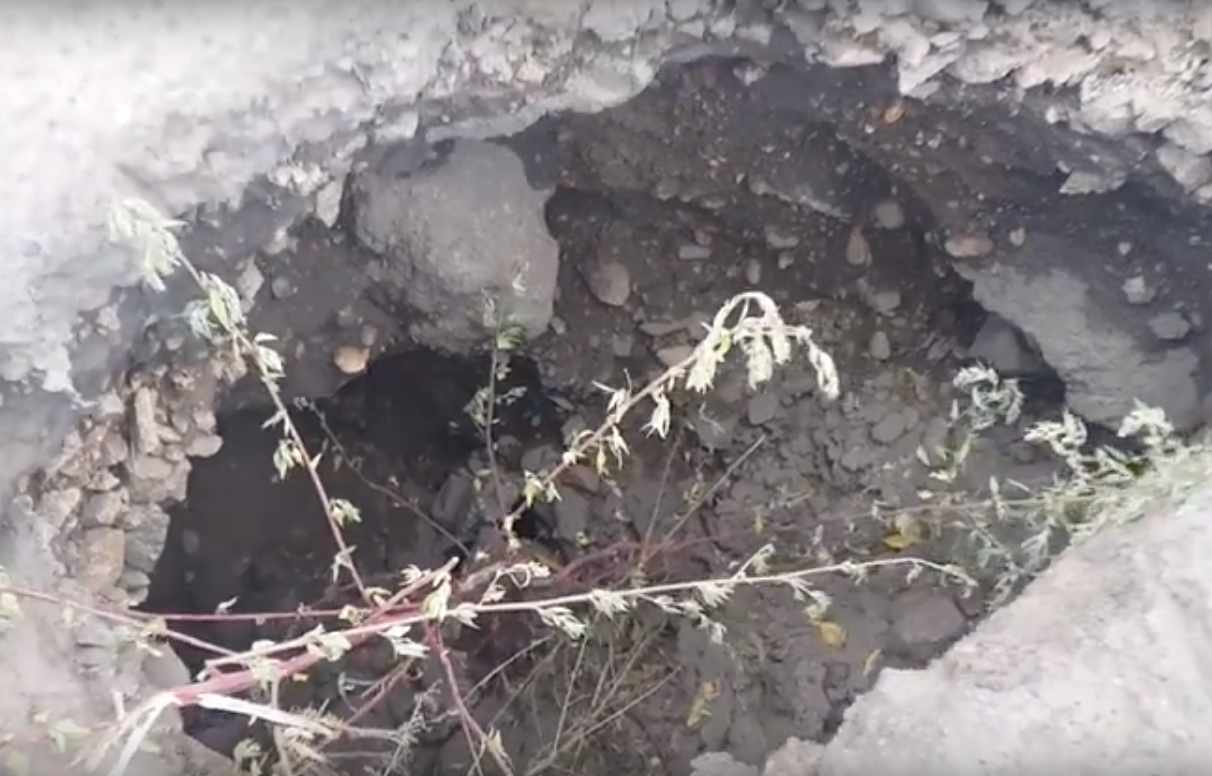Видео дня: опасная яма на дороге, до которой никому нет дела