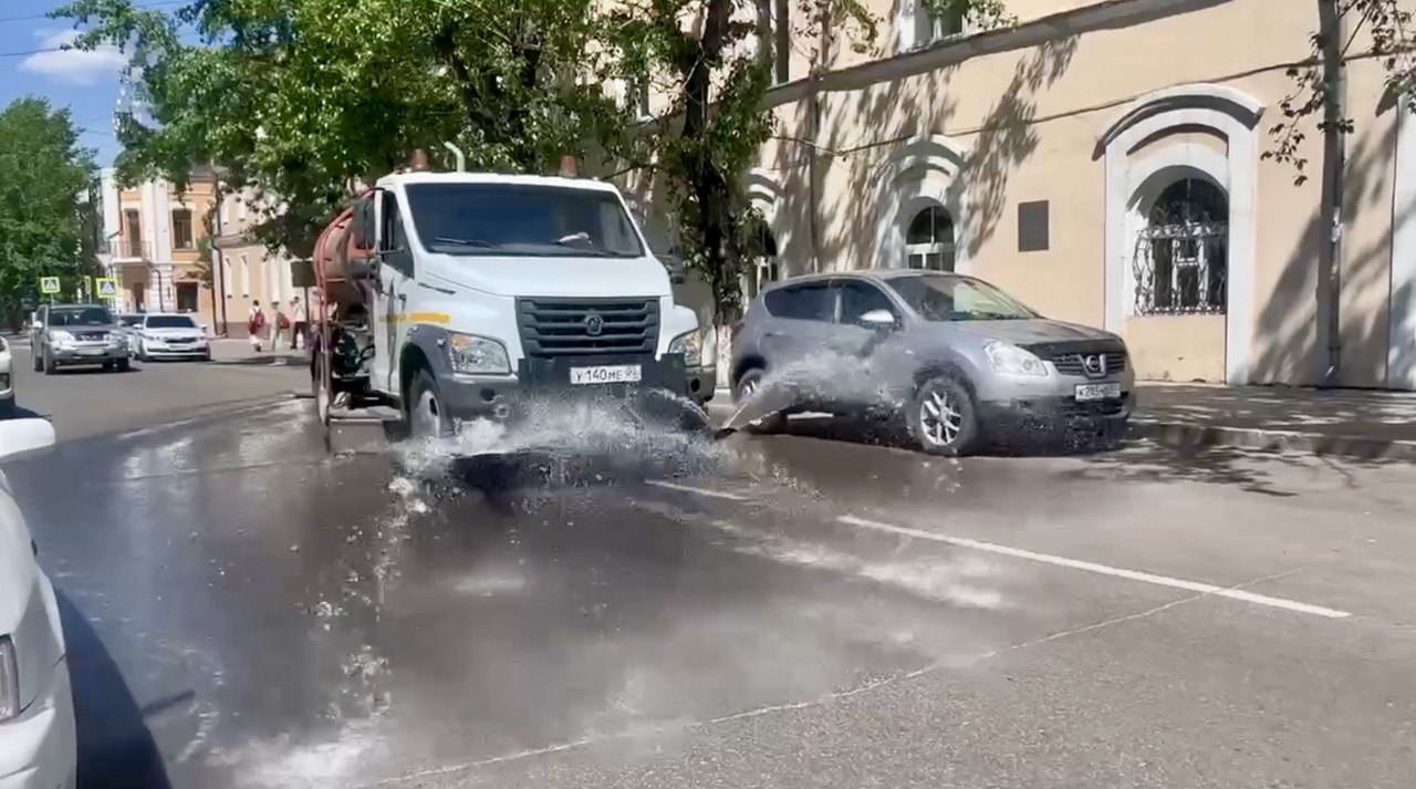 В Улан-Удэ начали поливать дорогу