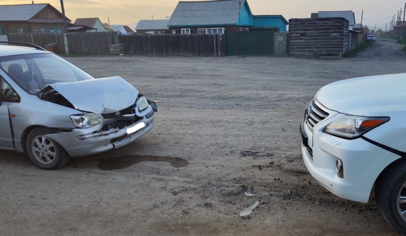 В пригороде Улан-Удэ 19-летняя девушка на «Лексусе» устроила ДТП В пригороде Улан-Удэ 19-летняя девушка на «Лексусе» устроила ДТП