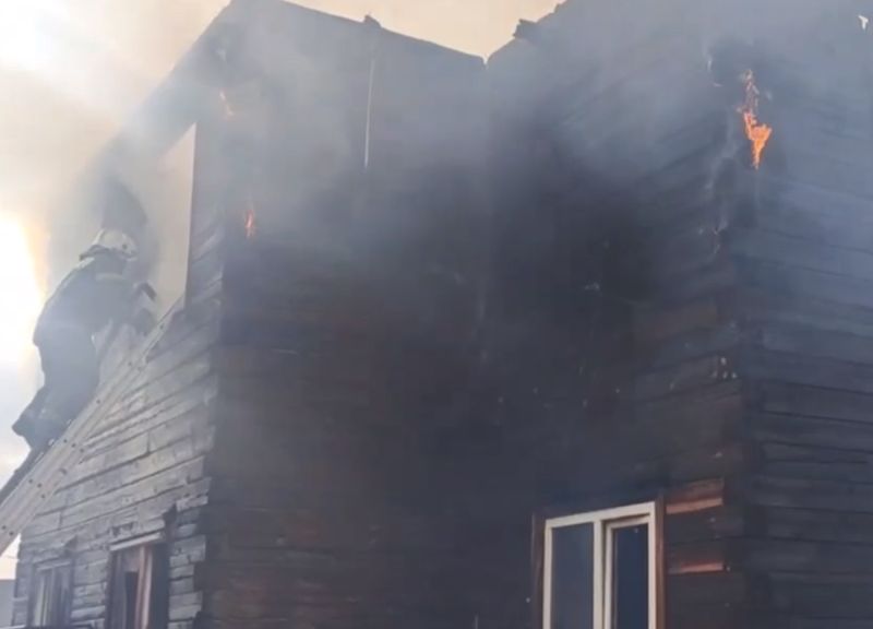 Большой дом и гараж сгорели в пригороде Улан-Удэ Большой дом и гараж сгорели в пригороде Улан-Удэ
