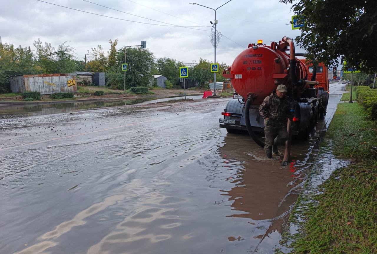 В Улан-Удэ с утра устраняют последствия дождя В Улан-Удэ с утра устраняют последствия дождя