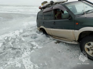 Машина с женщинами и ребенком провалилась под лед на Байкале