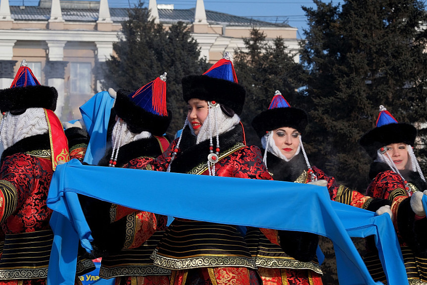 Бурятская диаспора в Чите передала азербайджанской символ Нового года Бурятская диаспора в Чите передала азербайджанской символ Нового года