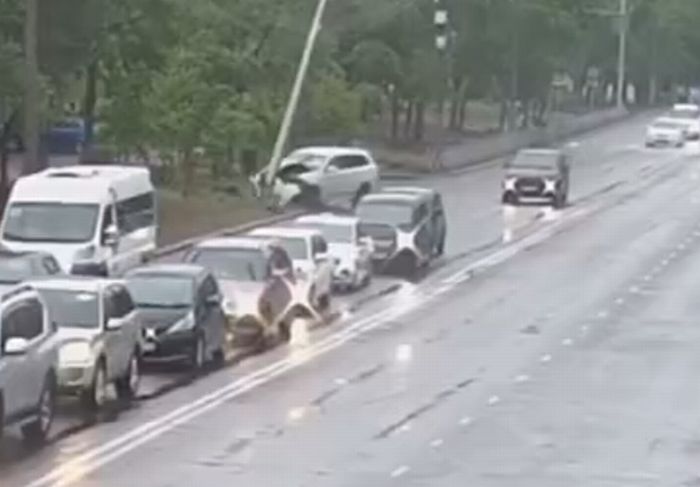 В Улан-Удэ водитель снес столб В Улан-Удэ водитель снес столб