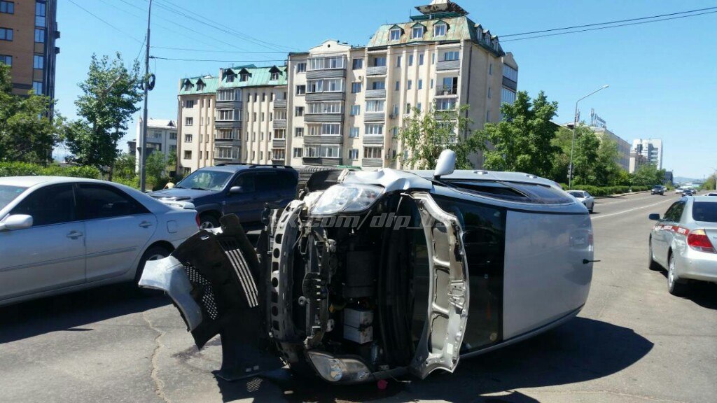 Перевернулся на пищевой в Улан-Удэ. Новости Улан-Удэ вьехала машина в магазин.