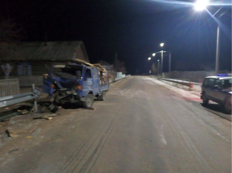 В Бурятии грузовик с дровами врезался в дорожное ограждение