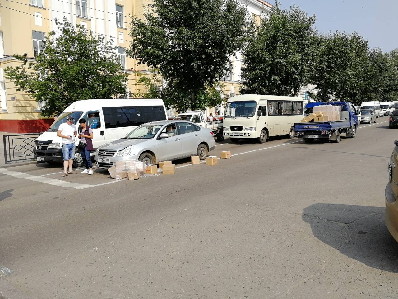 Фото дня: Выпавшие коробки стали причиной ДТП в центре Улан-Удэ