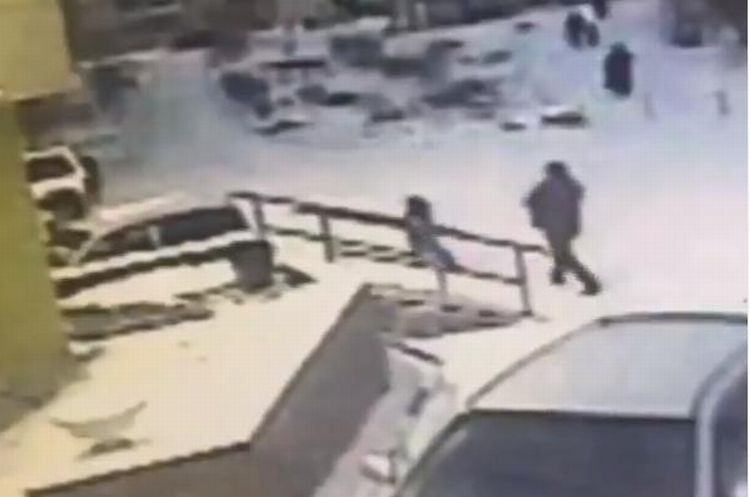 В Улан-Удэ автомобиль наехал на 6-летнего ребенка В Улан-Удэ автомобиль наехал на 6-летнего ребенка
