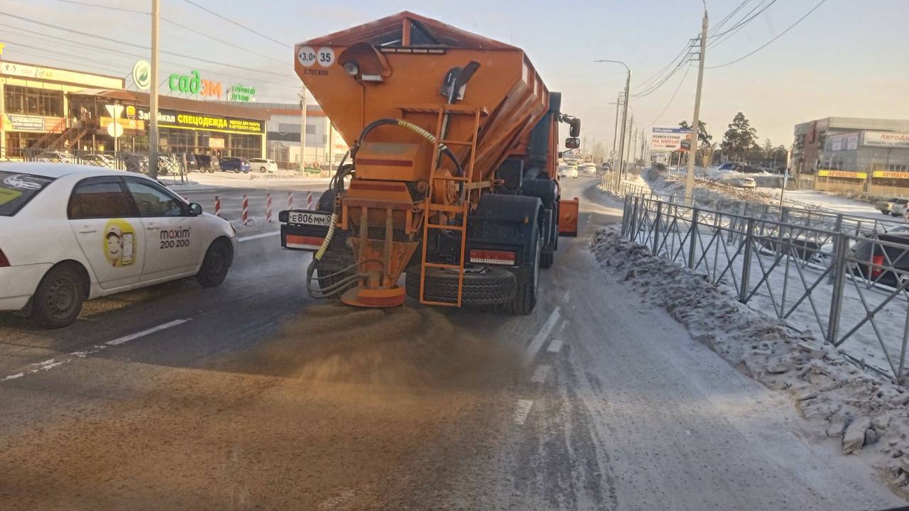 В Улан-Удэ круглосуточно подсыпают опасные участки дорог