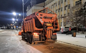 В Улан-Удэ за ночь на дороги высыпали 200 тонн песка 