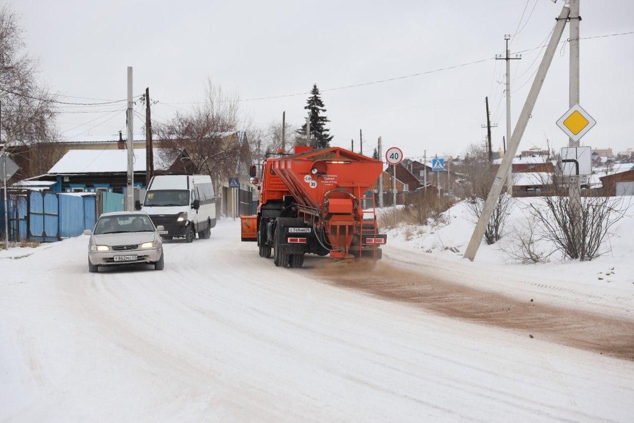 В Улан-Удэ устраняют последствия ночного снегопада 