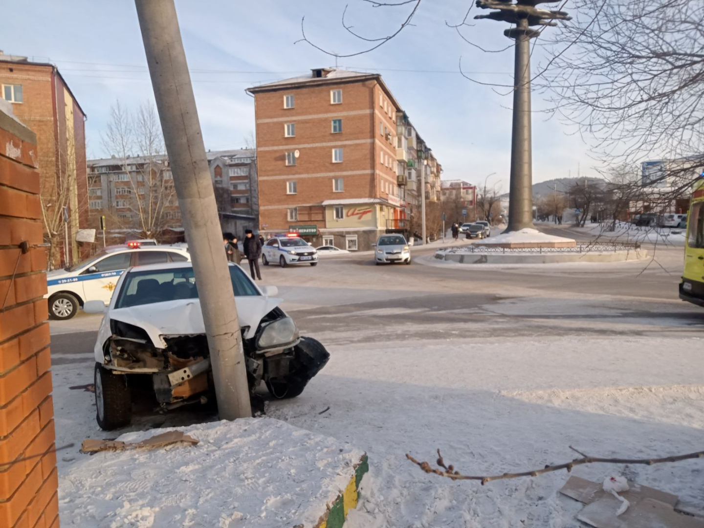 В Улан-Удэ водитель без прав сбил на тротуаре двух пешеходов