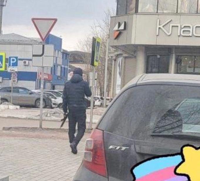 В Улан-Удэ полиция разыскивает гулявшего с автоматом мужчину В Улан-Удэ полиция разыскивает гулявшего с автоматом мужчину