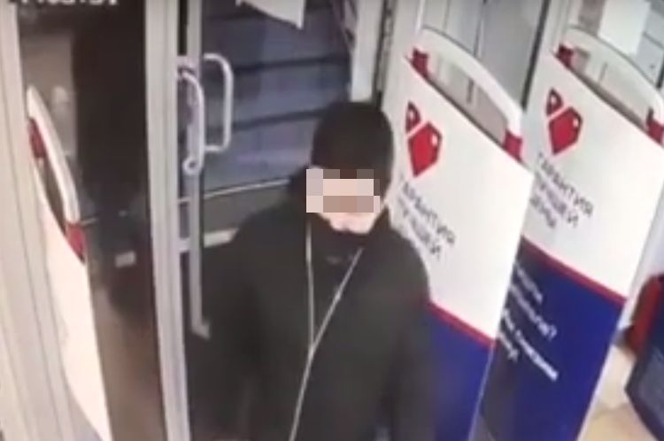 В Улан-Удэ поймали парня, стащившего два джемпера в спортивном магазине В Улан-Удэ поймали парня, стащившего два джемпера в спортивном магазине