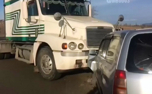 В Улан-Удэ пьяный водитель грузовика смял легковушку